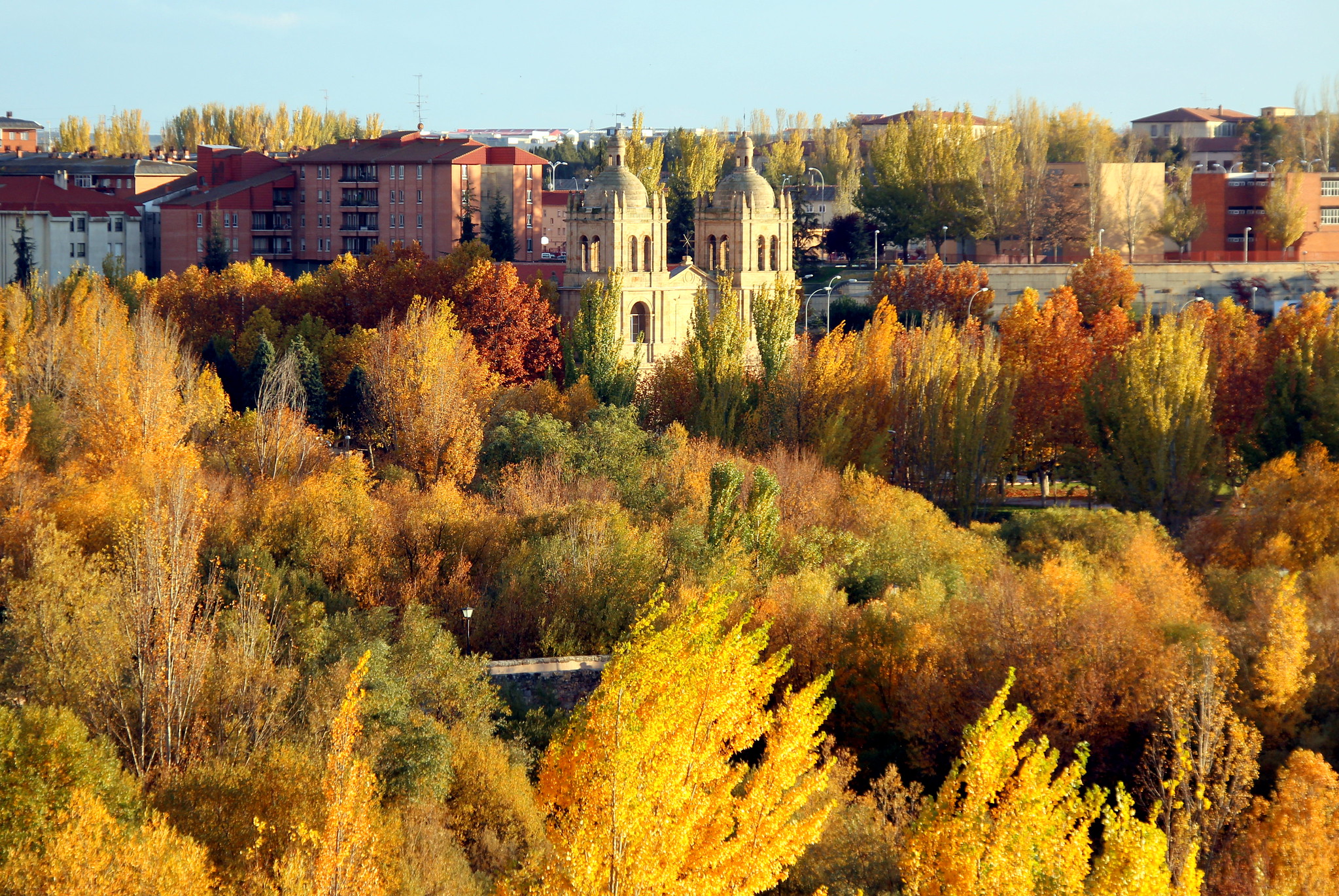 La ciudad de Salamanca con sus colores en otoño